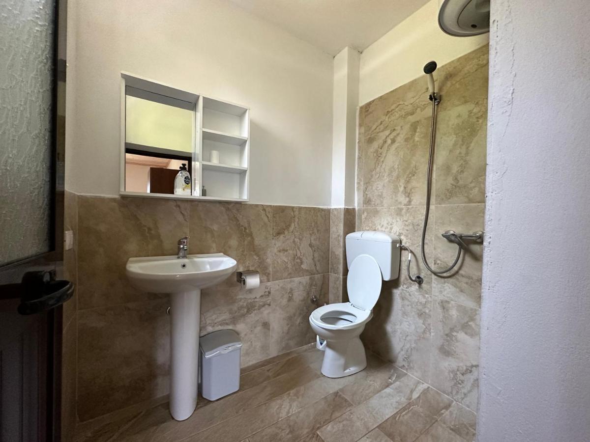 Guesthouse Freskia เธทธ์ ภายนอก รูปภาพ